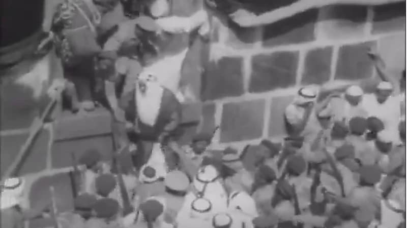 مشهد نادر يوثق حضور الملك فيصل في موسم الحج