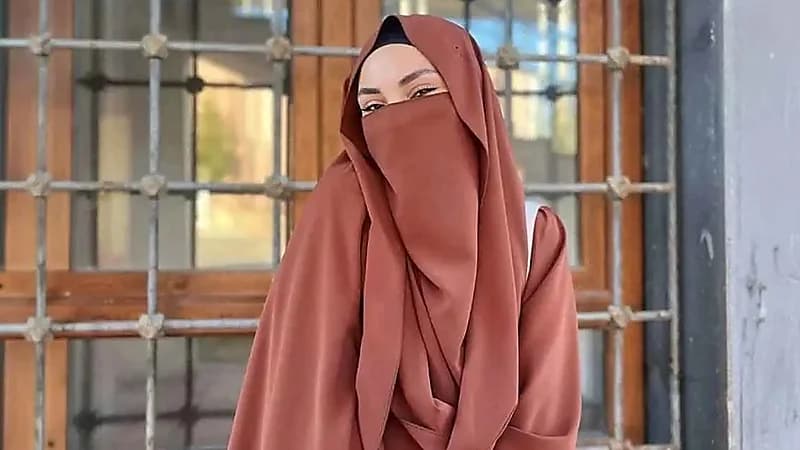 رسالة انتحار طالبة تكشف تورط أستاذ وتوقفه عن العمل