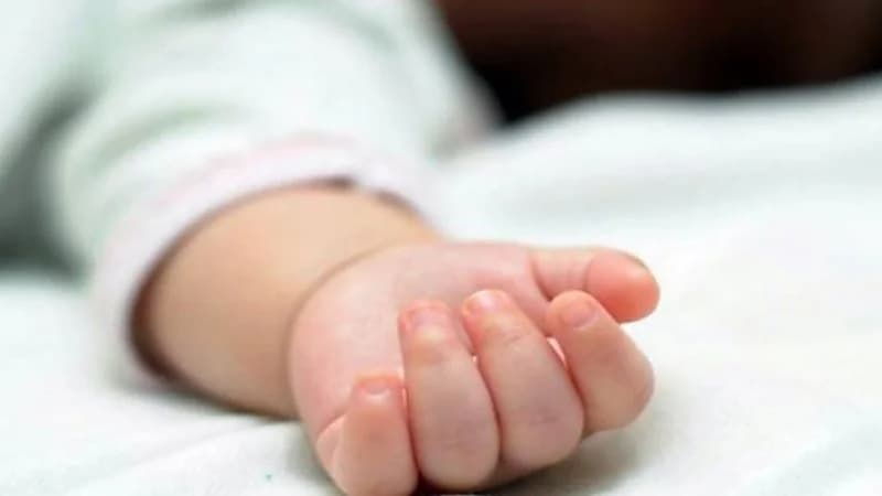 أم تعاقب طفلها الرضيع بماء مغلي ينهي حياته