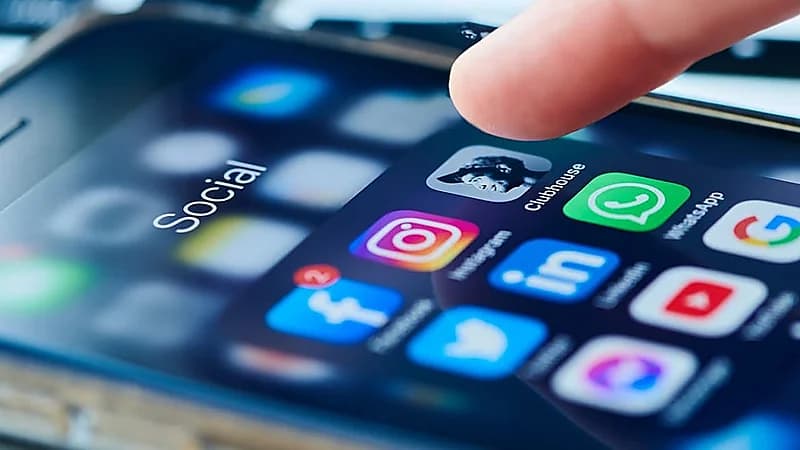 استشاري يحذر: هاتفك الذكي يتلف دماغك ويعرضك للاكتئاب والتشتت .. فيديو