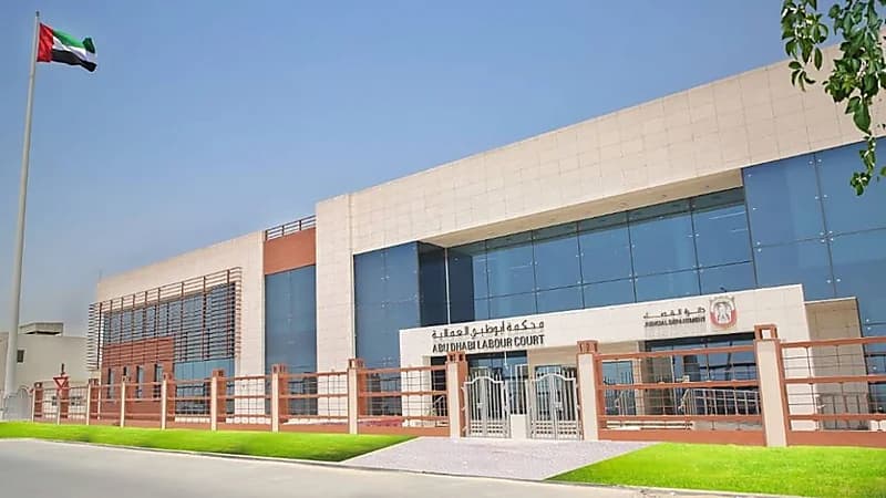 محكمة أبوظبي تُلزم شركة بتعويض موظف عن فترة انتظار العمل