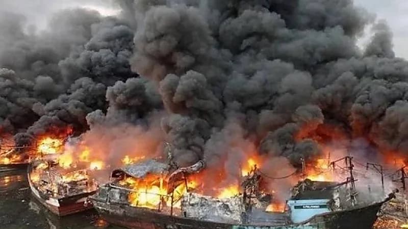 حريق بناقلة نفط يسفر عن وفاة 4 وإصابة5 آخرين