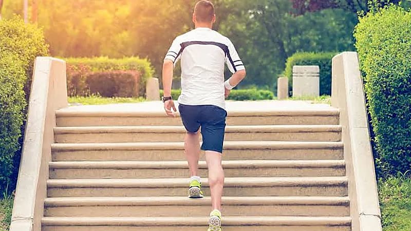 الأحمدي: صعود الدرج يقلل خطر الوفاة بنسبة 24% ..فيديو