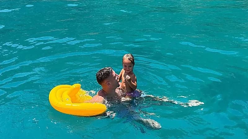 سافيتش يقضي إجازته الصيفية برفقة ابنته ..صور