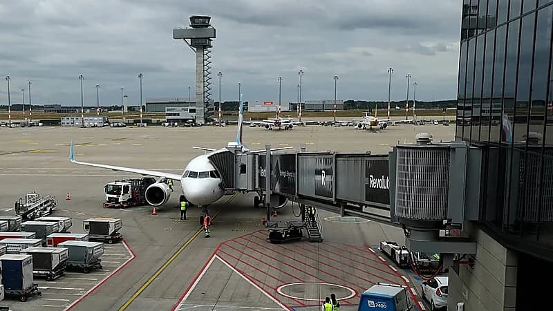 كندي يدعي أنه مرسل من الله ويخطف طائرة لإنقاذ العالم .. فيديو