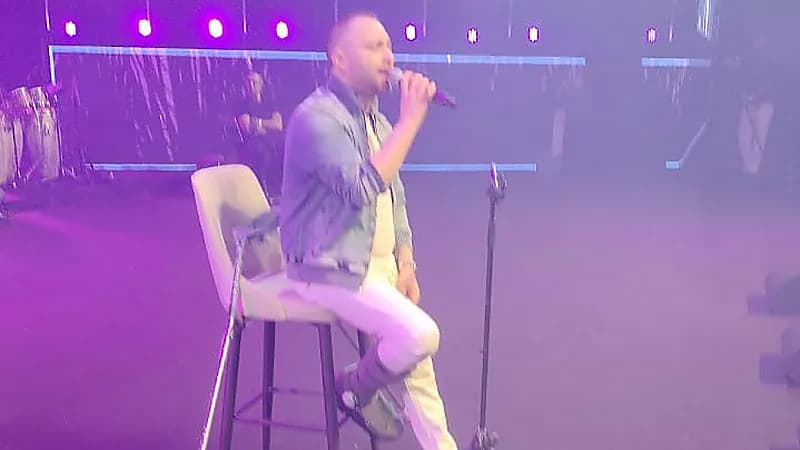 حسام حبيب يحيي حفله في جدة بالعكاز..صور