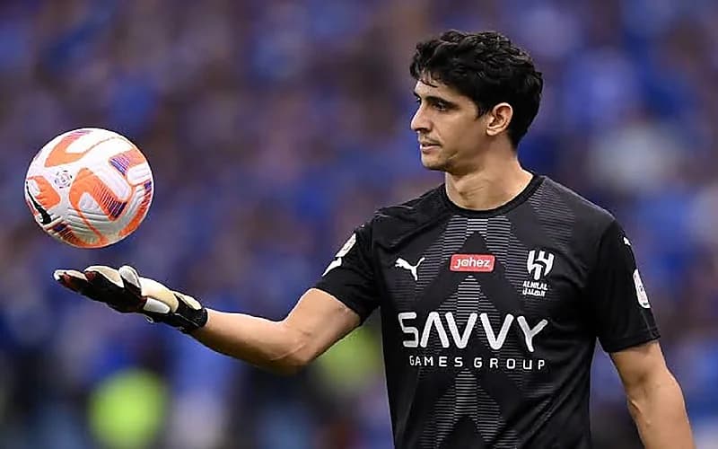 ياسين بونو على السكوتر في شوارع المغرب.. فيديو