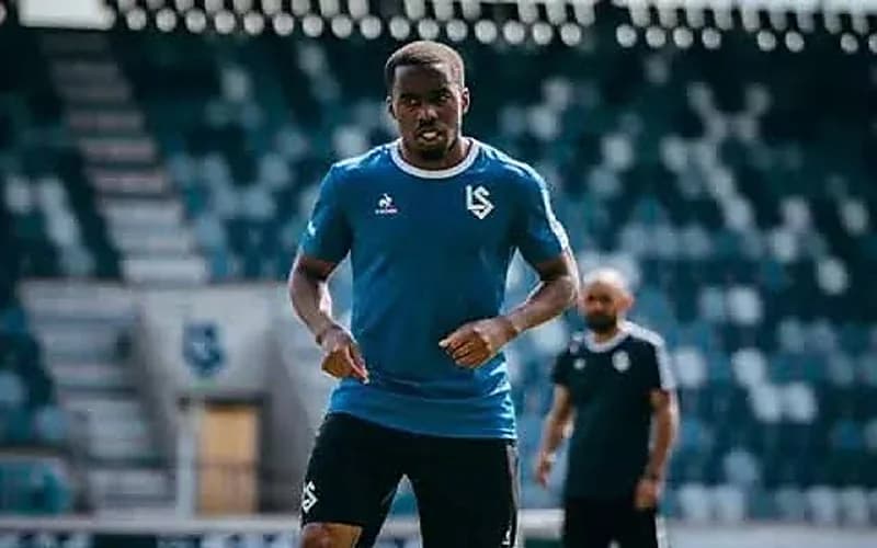 الرياض يقترب من خطف تيدي أوكو من الزمالك رغم وصوله للقاهرة