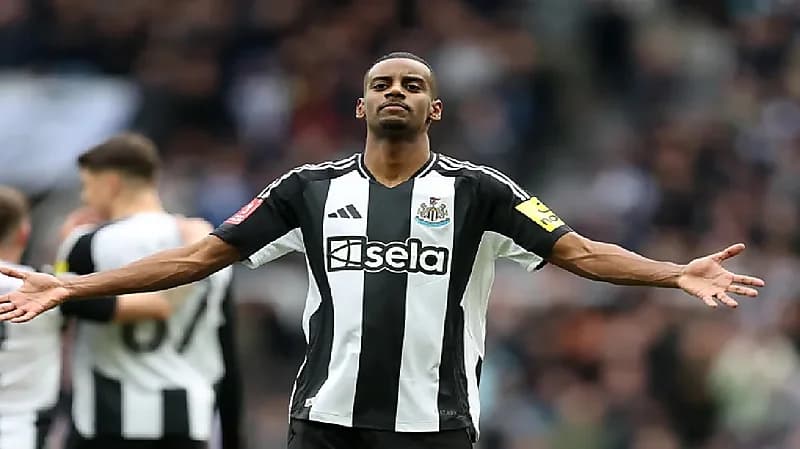 باريس سان جيرمان يزاحم ليفربول على صفقة إيزاك