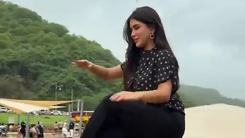 فتاة تسقط بطريقة طريفة أمام الناس خلال تنفيذها تريند نيكي ميناج.. فيديو