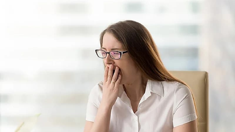 أسباب تؤدي لشعور الإنسان بأعراض الكسل ما بعد الظهر .. فيديو