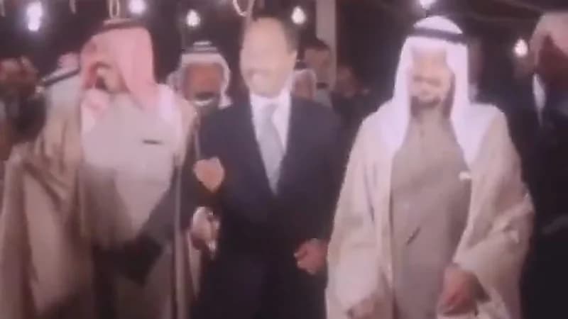 مشهد نادر يجمع الملك خالد والرئيس السادات أثناء أداء العرضة .. فيديو