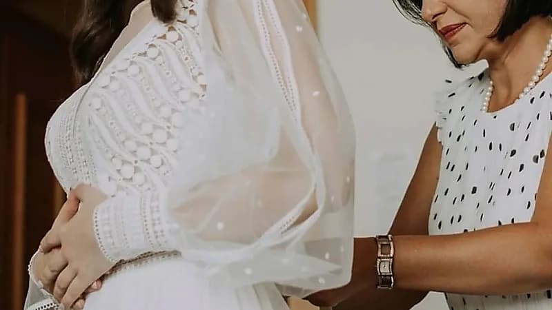 عروس تكشف تصرف صادم من والدة زوجها يوم الزفاف: سرقت فرحتي!