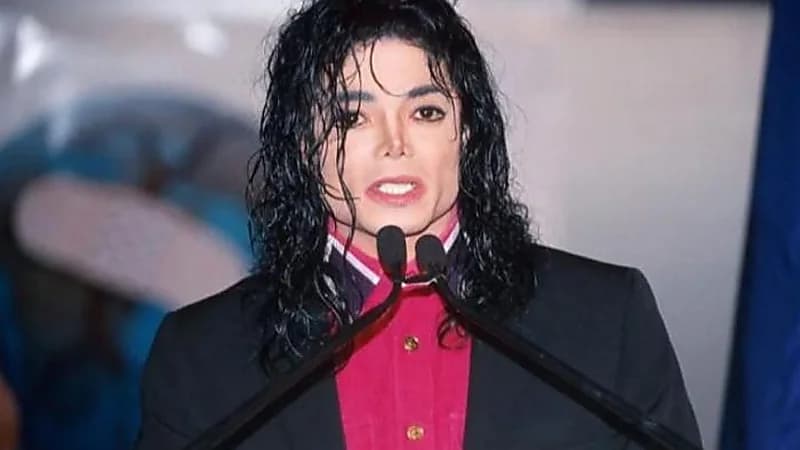 جورب متسخ لمايكل جاكسون يباع في مزاد بآلاف الدولارات .. صورة