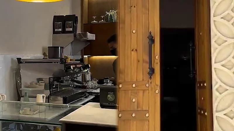 تحويل بيت شعبي عمره 200 سنة وسط حي تاريخي في الأحساء إلى مقهى.. فيديو