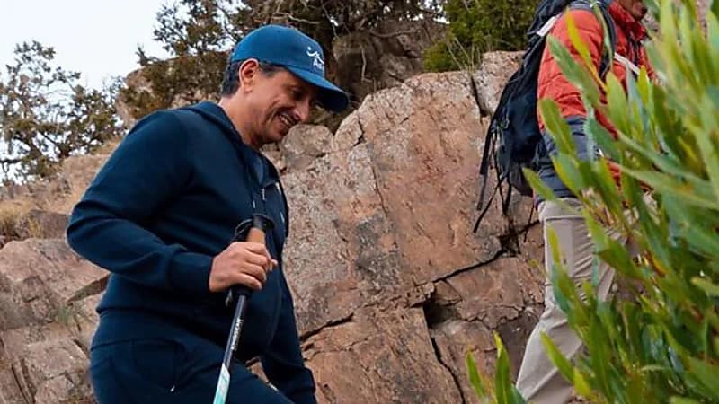 وزير السياحة يخوض تجربة هايكنج على مرتفعات عقبة القرون بعسير .. فيديو +صور