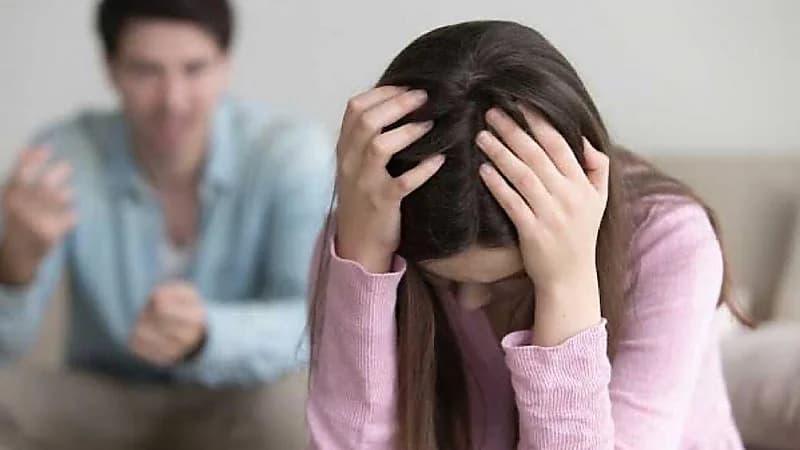 زوجة تطلب الخلع بسبب محادثات زوجها مع زميلته