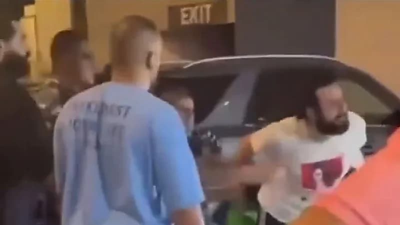 معجب يصرخ بجنون ويحاول اقتحام المسرح لرؤية هيفاء وهبي .. فيديو