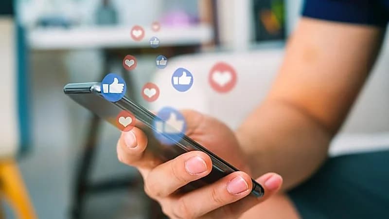 محامٍ: التعليقات السلبية قد تنتهي بتعويضات مالية للمشاهير.. فيديو