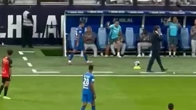 غضب كانسيلو بعد خروجه في مواجهة الهلال والرياض .. فيديو