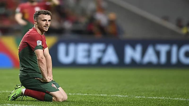 لاعب بدوري روشن يرتدي قميص ديوغو جوتا في منتخب البرتغال
