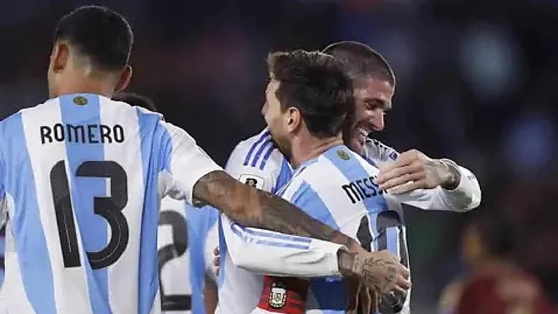 مشهد مؤثر بين ميسي وزميله في منتخب الأرجنتين ..فيديو