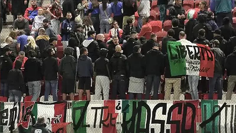 جماهير إيطاليا تدير ظهرها للملعب أثناء عزف النشيد الوطني لإسرائيل .. صور