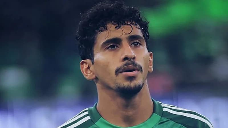 مدافع الأهلي يغادر إلى الشباب