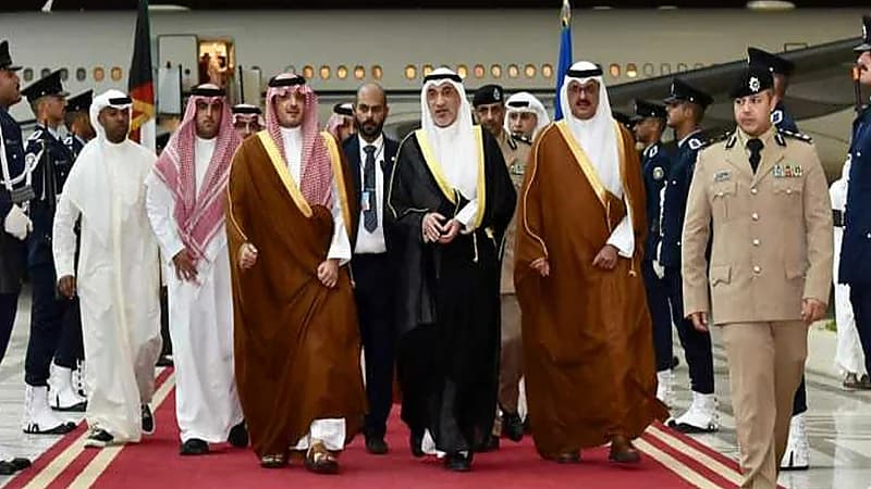 وزير الداخلية يلتقي رئيس مجلس الوزراء الكويتي