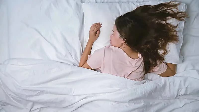 خبراء: التوتر وقلة الراحة وراء الكلام أثناء النوم