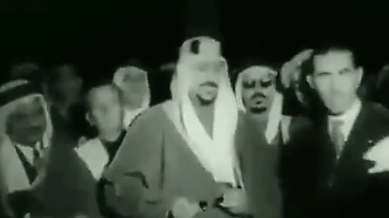 الملك سعود يؤدي الصلاة في مسجد قرطبة قبل 67 عام .. فيديو