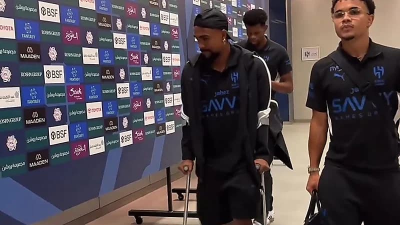 مالكوم يغادر ملعب المباراة مستندًا إلى العكازات بانتظار الفحص الطبي .. فيديو