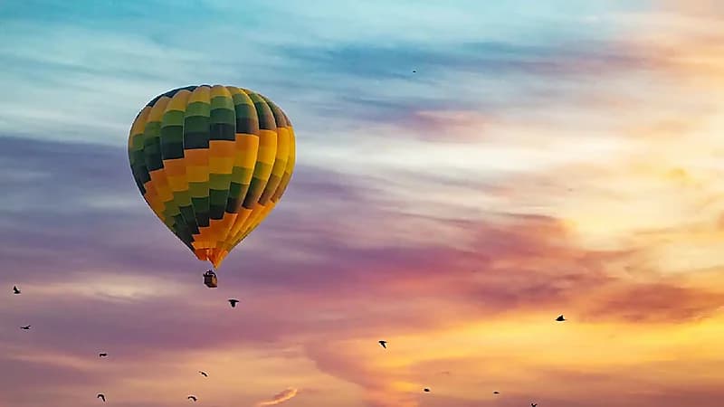 وفاة رجل بعد سقوطه من منطاد ببريطانيا