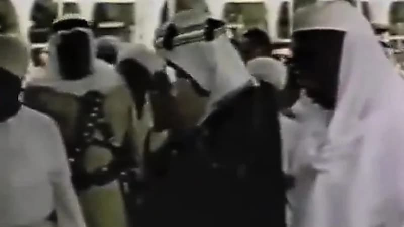 مقطع نادر للملك فيصل أثناء مشاركته في غسل الكعبة المشرفة عام 1390هـ .. فيديو