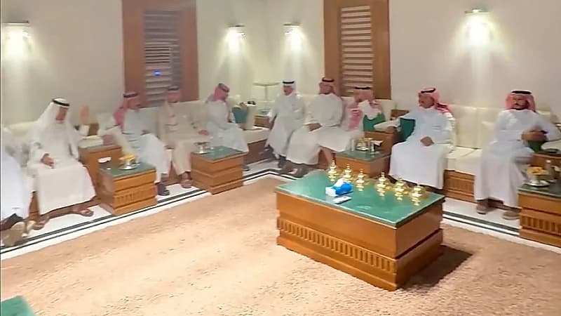 مواطن من حائل يبني مجلسه من تراب الوطن .. فيديو