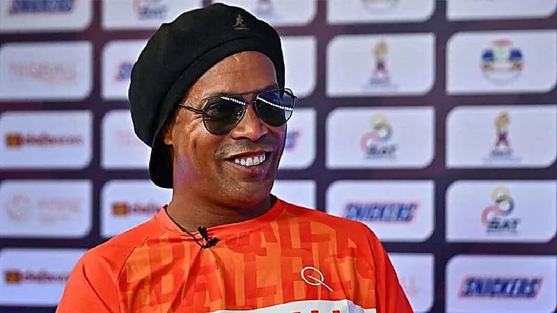 رونالدينهو: نيمار أفضل لاعب برازيلي وأتمنى عودته قريبًا