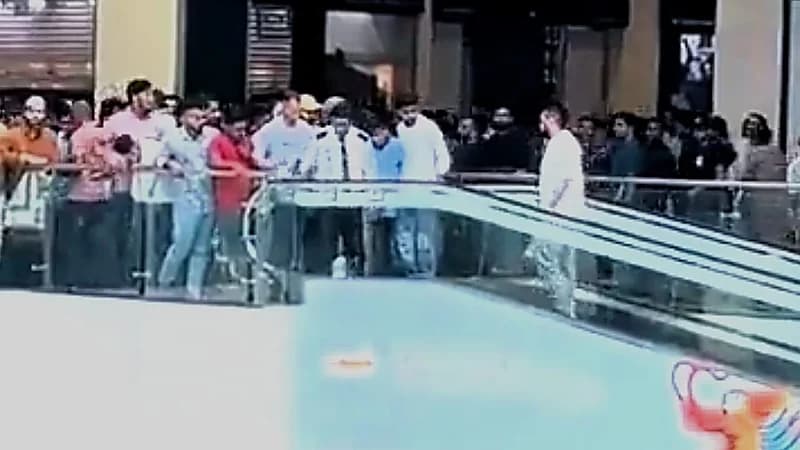 رجل يوقف السلم الكهربائي في مركز تجاري لأداء الصلاة .. فيديو