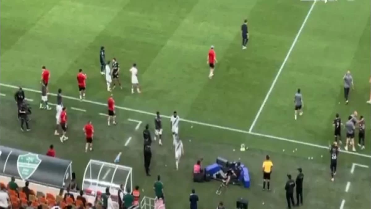 لاعبو الأهلي يغادرون الملعب دون تحية الجماهير .. فيديو