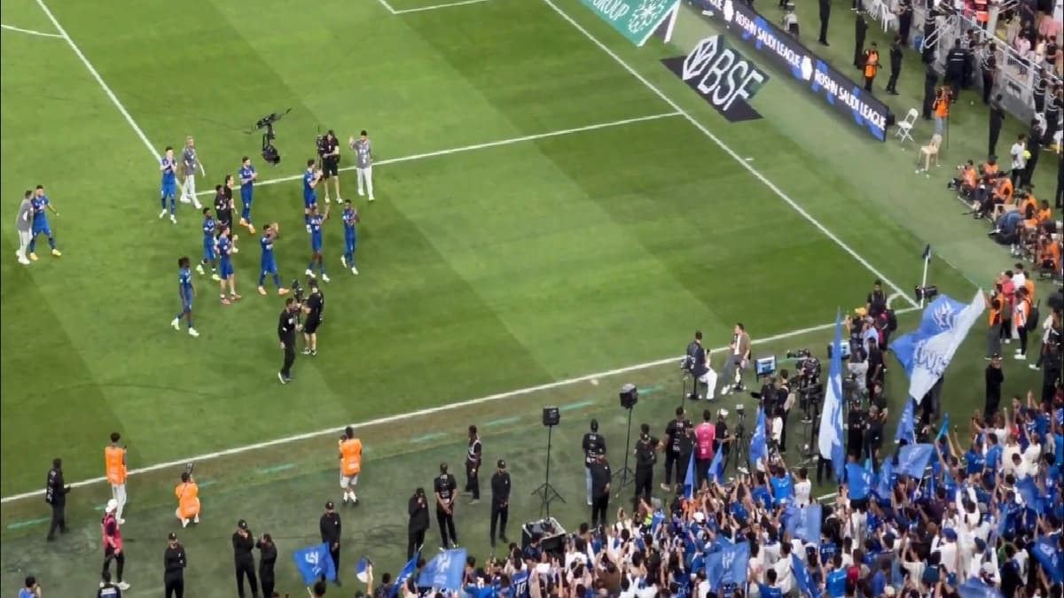 لاعبو الهلال يحيون جماهيرهم بعد الفوز على الاتحاد.. فيديو