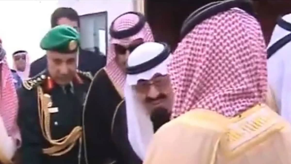 الملك سلمان والأمير سلطان في استقبال الملك عبد الله بعد خروجه من المستشفى .. فيديو