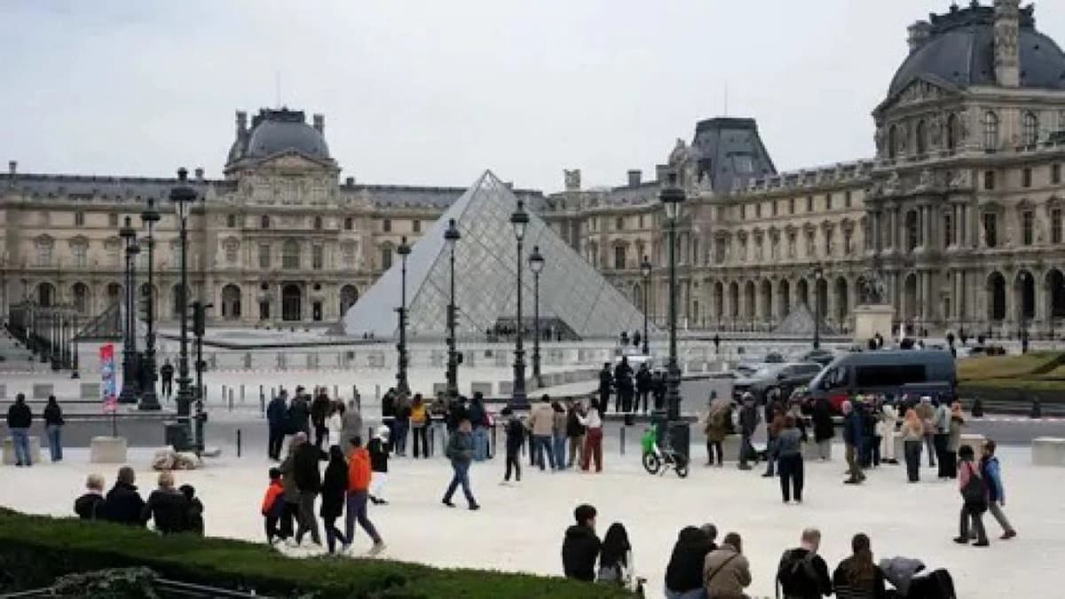 الكشف عن رواية عمرها 64 عامًا ألهمت منفذي سرقة متحف اللوفر
