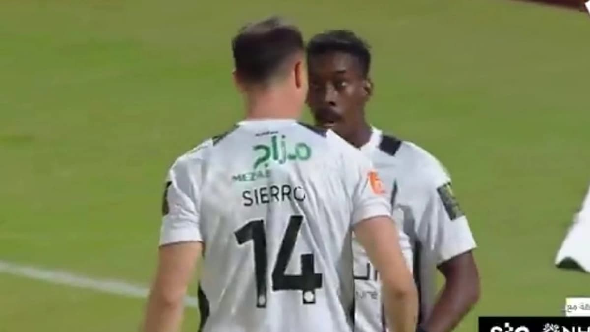 اشتباك بين لاعبي الشباب والزلفي في كأس الملك .. فيديو
