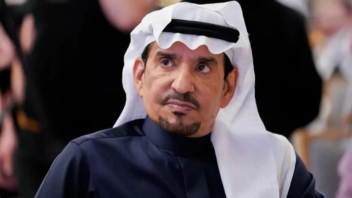 عبدالله السدحان يرد على منتقدي ظهوره مع زوجته