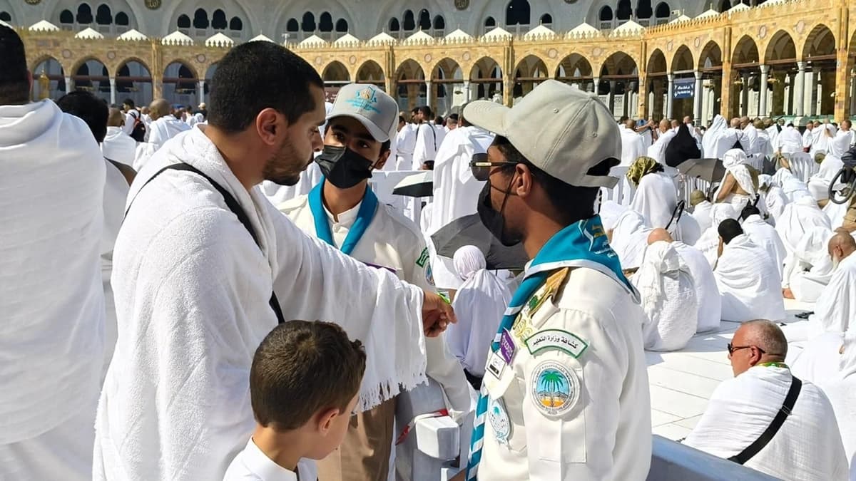 كشافة تعليم مكة تشارك في تنظيم وتفويج الحشود بالمسجد الحرام