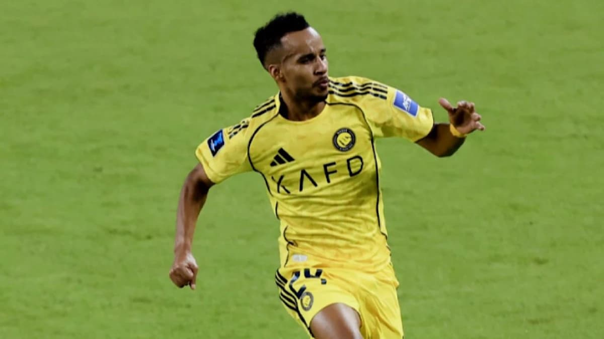 النصر يقترب من تجديد عقد عبد الرحمن غريب