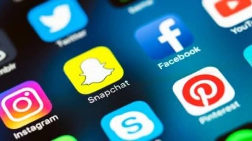 محامي: حذف الحسابات عقوبة رادعة لمن يخل بالنظام العام ويثير الانقسامات على منصات التواصل .. فيديو