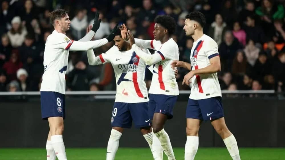 باريس سان جيرمان ينتزع صدارة الدوري الفرنسي بفوز مثير على ميتز
