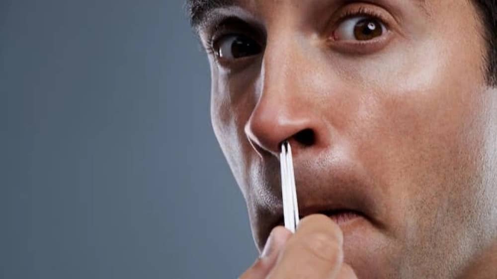 تحذير طبي من مخاطر نتف شعر الأنف