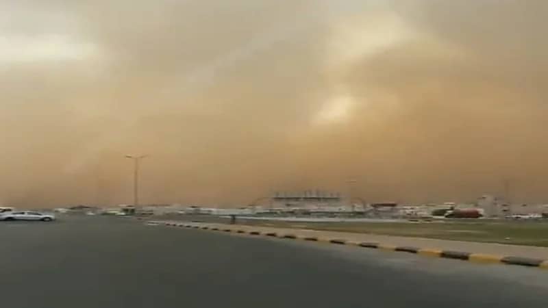 شاهد.. لحظة دخول موجة غبار إلى النعيرية