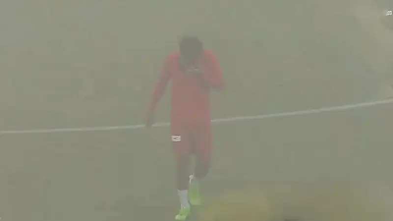 عاصفة رملية تجتاح ملعب مباراة الاخدود وضمك .. فيديو